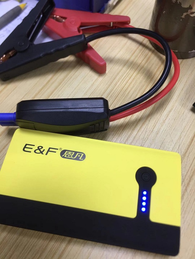 汽車應(yīng)急啟動電源充電